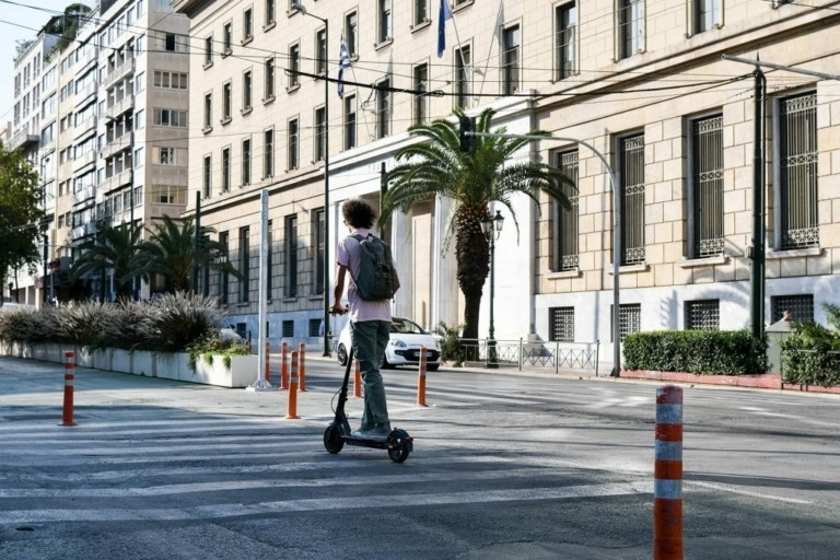 Τι αλλάζει για τα e-scooters: Ο νέος ΚΟΚ κάνει τη ζωή… πατίνι στους παραβάτες 