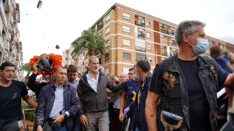 Ισπανία: Ο βασιλιάς Φίλιππος ζητεί «κατανόηση για τη λαϊκή οργή»