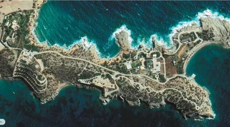 Υπόθεση αρχαιοκαπηλίας στη Σχοινούσα: Συνελήφθη και αφέθηκε ελεύθερο μέλος της εφοπλιστικής οικογένειας Παπαδημητρίου