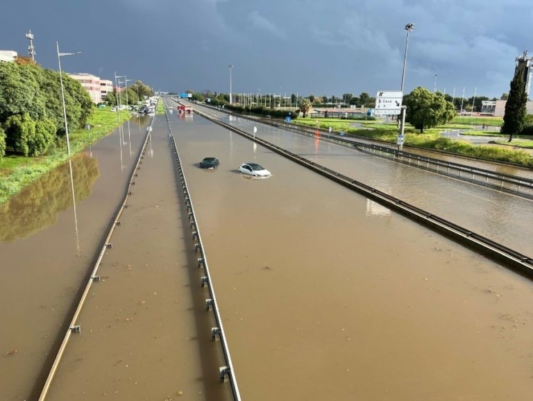 Ισπανία: Σε κόκκινο συναγερμό η Βαρκελώνη λόγω καταιγίδας – Πλημμύρισε το κεντρικό αεροδρόμιο (tweets)