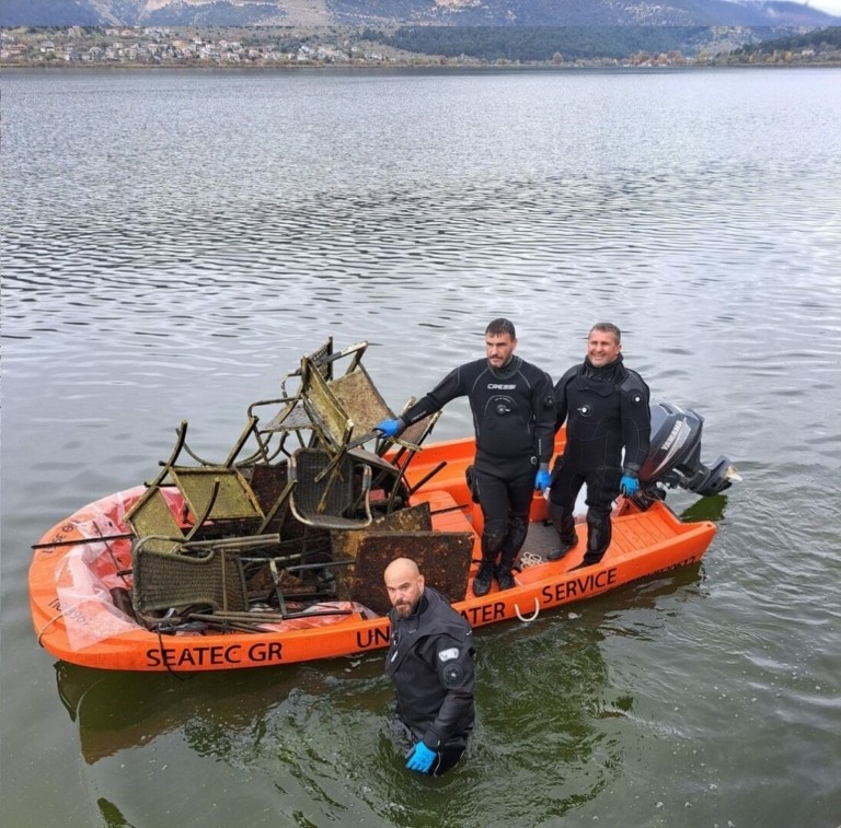 Δύτες καθαρίζουν την λίμνη Παμβώτιδα – Ανέσυραν λάστιχα, μηχανάκια και τραπέζια (pics)