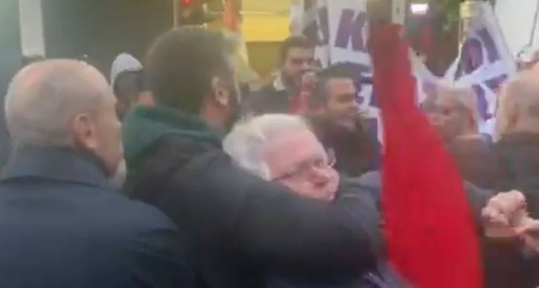 Ένταση και σπρωξιές στην πορεία για το Πολυτεχνείο μεταξύ ΑΝΤΑΡΣΥΑ και υποστηρικτών του Κασσελάκη