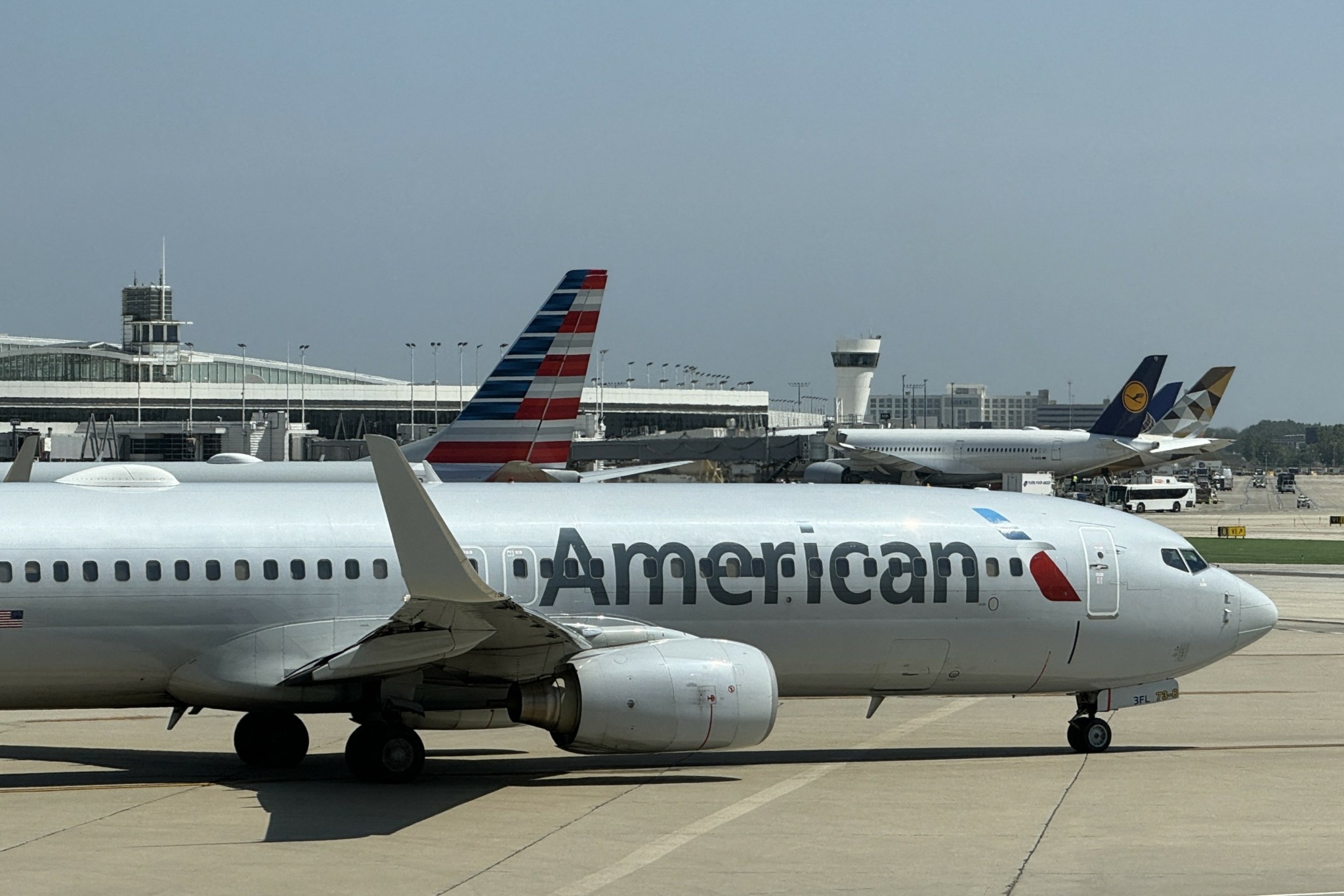 American Airlines: Περικοπές εκατοντάδων θέσεων εργασίας μετά τις ζημίες γ΄ τριμήνου – Πτώση της μετοχής 24% το 2025