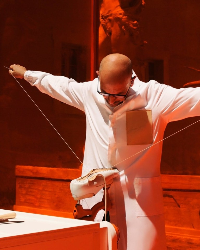 Τα διάσημα χειροποίητα παπούτσια που γεννήθηκαν σε ένα γκαράζ