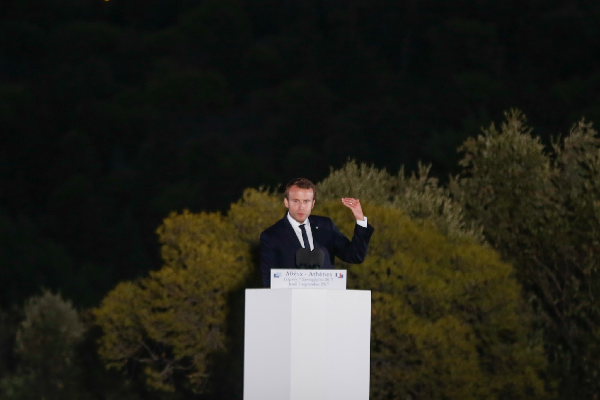 Εμανουέλ Μακρόν: Επιδιώκει να αποθαρρύνει την ακροδεξιά για να αποφύγει τις εκλογές