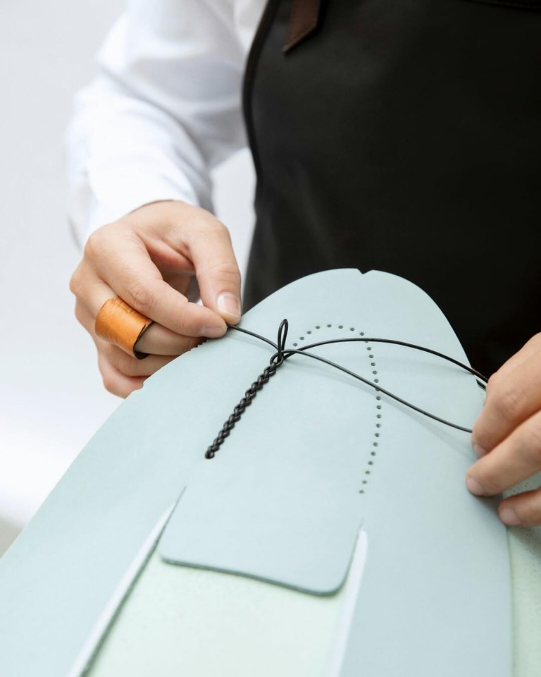 Τα διάσημα χειροποίητα παπούτσια που γεννήθηκαν σε ένα γκαράζ