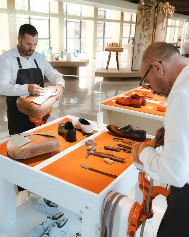 Τα διάσημα χειροποίητα παπούτσια που γεννήθηκαν σε ένα γκαράζ