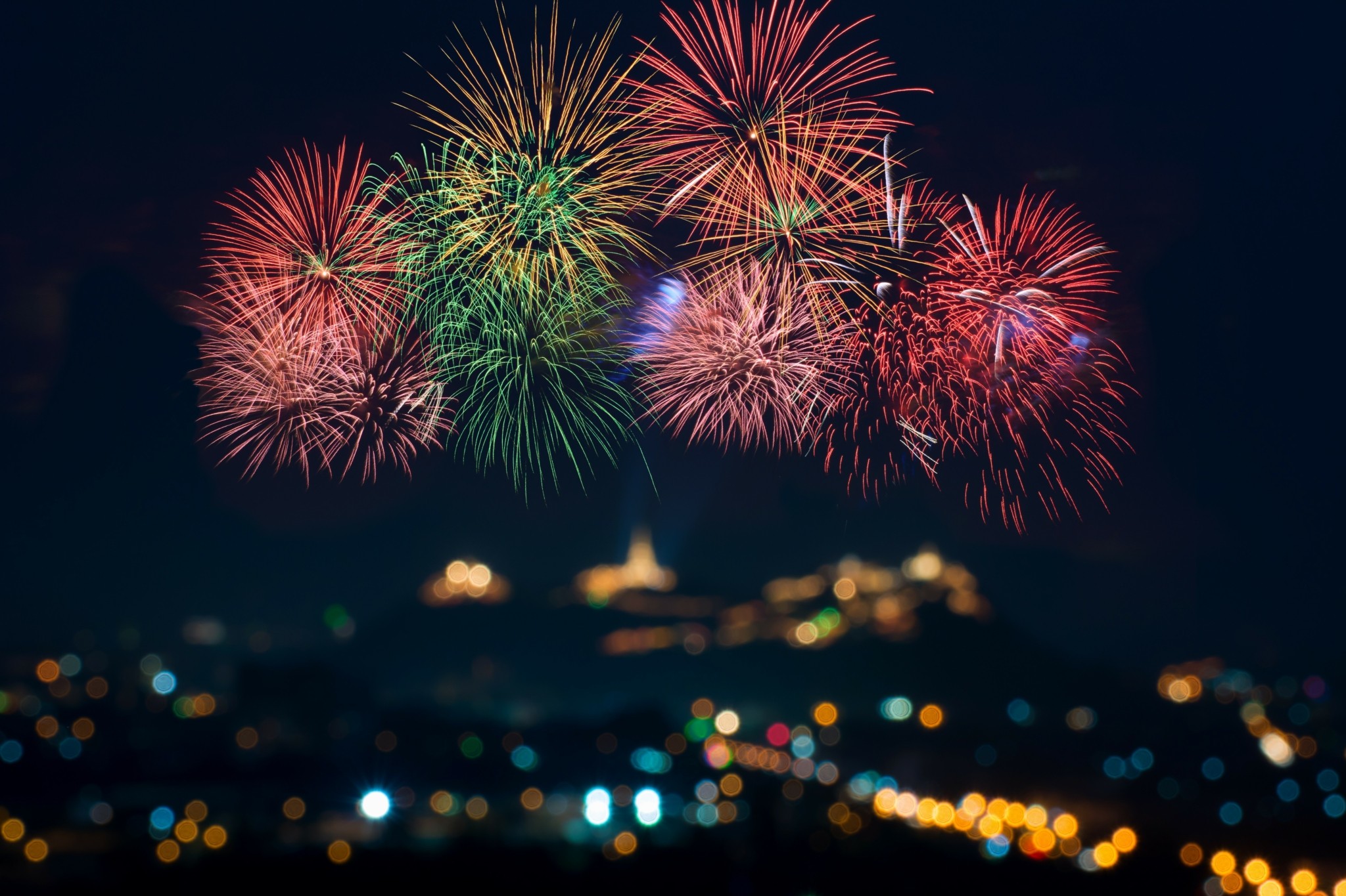 Ο πλανήτης οδεύει προς το 2025 ανάμεσα σε ελπίδες για ειρήνη και την αναμενόμενη επιστροφή του Τραμπ