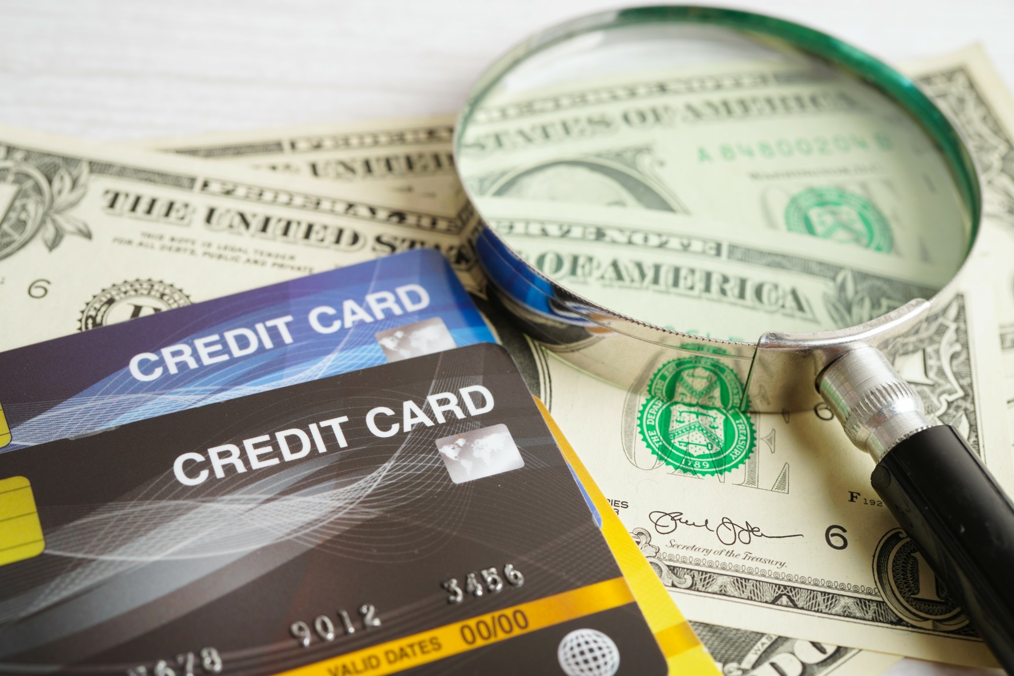 ΗΠΑ: «Πνίγηκαν» στα χρέη προς τις πιστωτικές κάρτες οι καταναλωτές το 2024