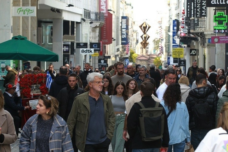 Εορταστικό ωράριο 2024: Ποιες ώρες είναι ανοιχτά τα καταστήματα