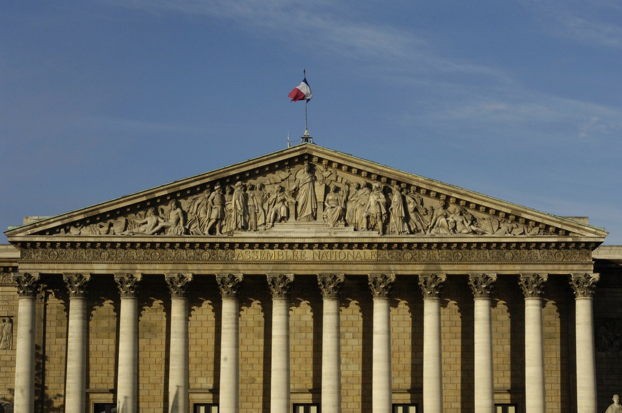 Η Γαλλία αντιμέτωπη με κρίση: Τι σημαίνει η κατάρρευση της κυβέρνησης Μπαρνιέ