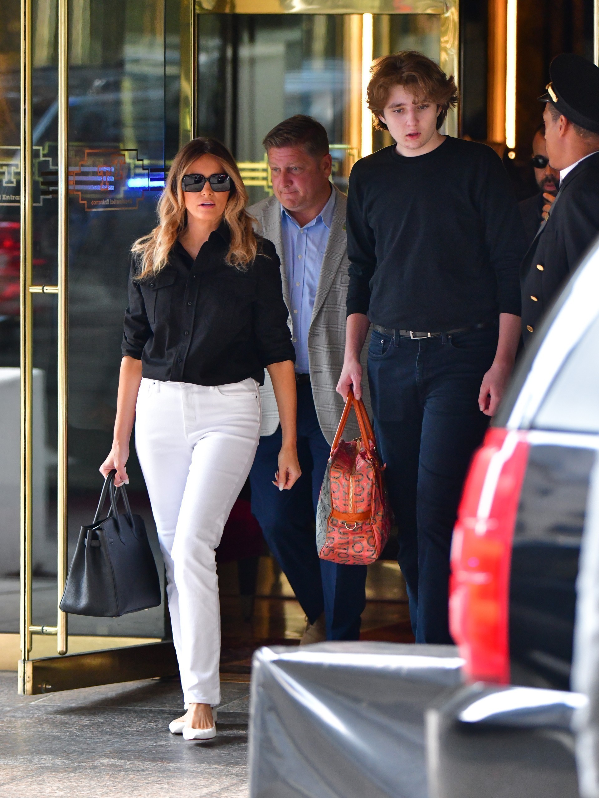 Γιατί τα φώτα πέφτουν πάνω στον Μπάρον Τραμπ και τη μητέρα του Μελάνια