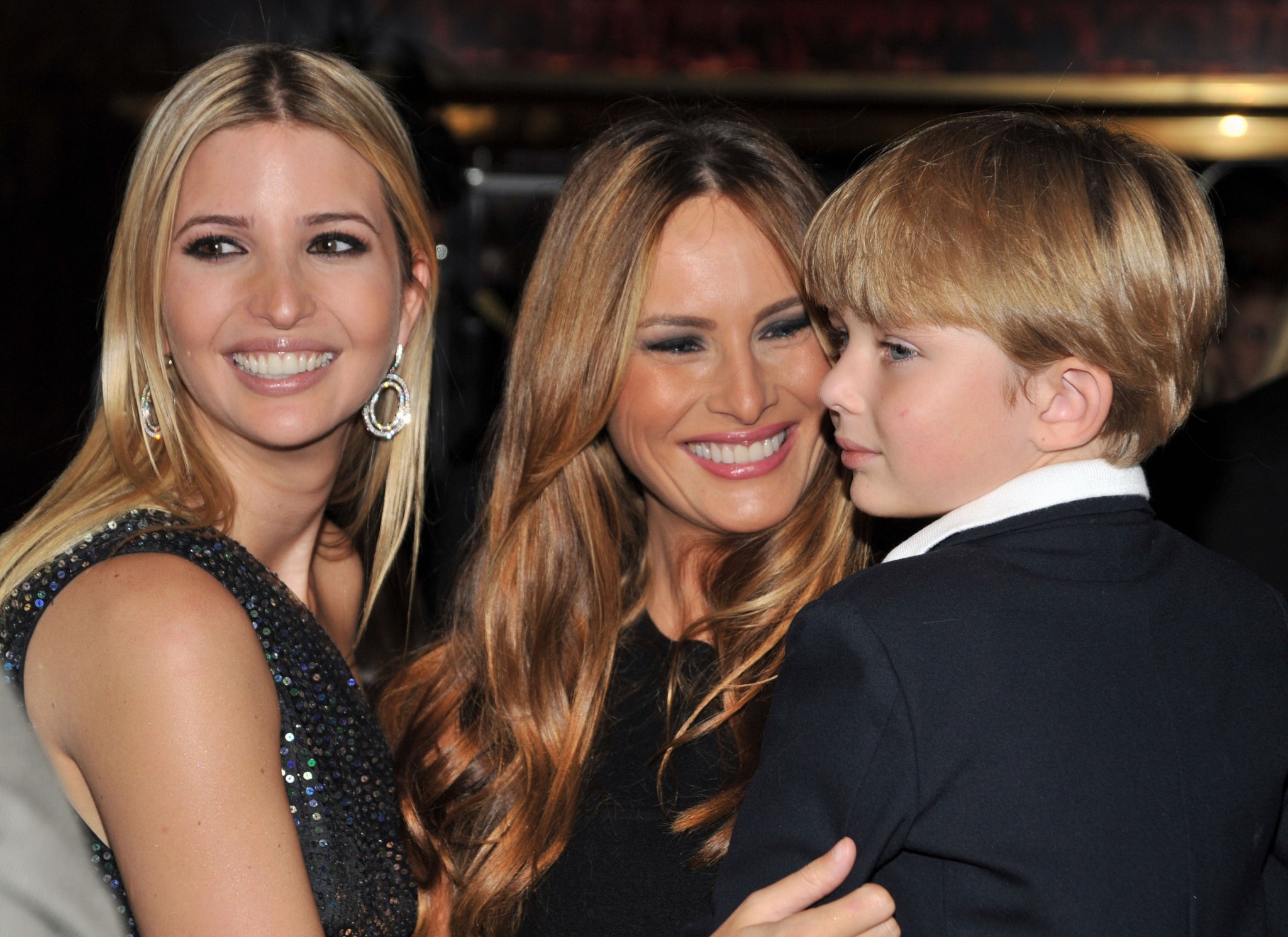 Γιατί τα φώτα πέφτουν πάνω στον Μπάρον Τραμπ και τη μητέρα του Μελάνια