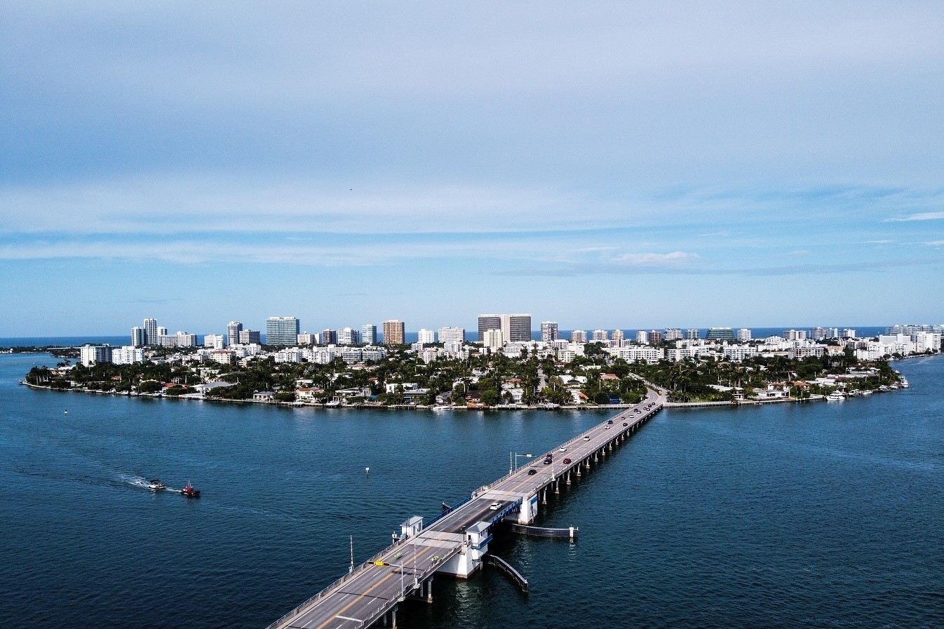Οικόπεδο με διάσημο γείτονα: Η εξωφρενική τιμή για 7,5 στρέμματα που συνορεύουν με ιδιοκτησία του Μπέζος