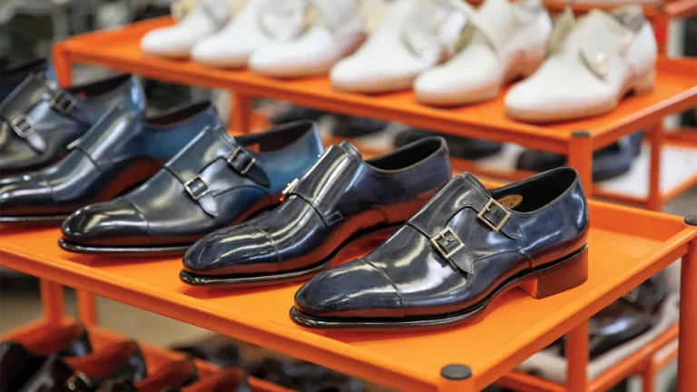 Τα διάσημα χειροποίητα παπούτσια που γεννήθηκαν σε ένα γκαράζ