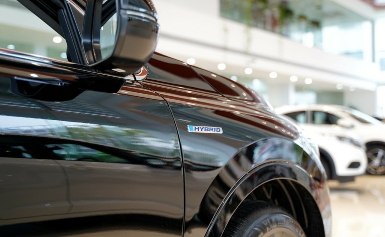 Πωλήσεις αυτοκινήτων: Υβριδικά, plug-in και SUV σαρώνουν στην ελληνική αγορά