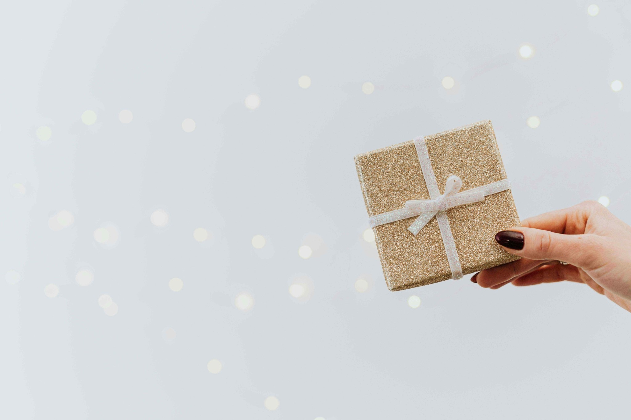 Klarna: Πόσα θα ξοδέψουν φέτος οι Έλληνες ενόψει εορτών