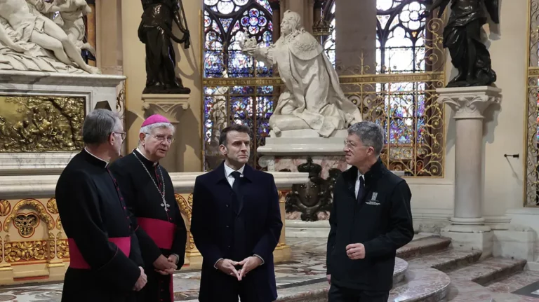 Παναγία των Παρισίων: «Θαύμα» η επαναλειτουργία της αλλά πώς μπορεί να σώσει τον Μακρόν (pics)