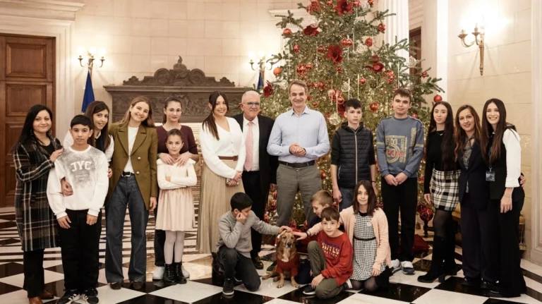 Κυριάκος Μητσοτάκης: Στόλισε χριστουγεννιάτικο δέντρο στο Μαξίμου με παιδιά από το Σκαγιοπούλειο (pics)