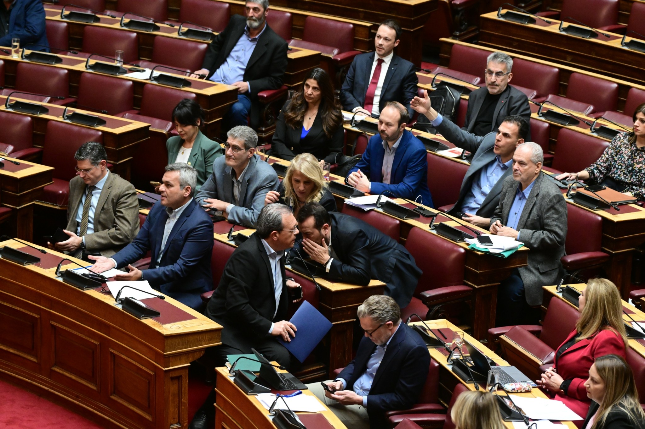 Προϋπολογισμός 2025: Συγκρούσεις για τράπεζες, φοροελαφρύνσεις και ακρίβεια – Συνεχίζεται για τρίτη μέρα η συζήτηση στη Βουλή (vids)