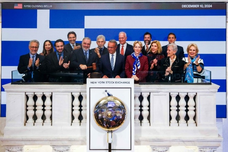 Capital Link Forum: Στα χρώματα της Ελλάδας «ντύθηκε» η Wall Street – Σταϊκούρας και Τσάκος χτύπησαν το Closing Bell (pics + vid)