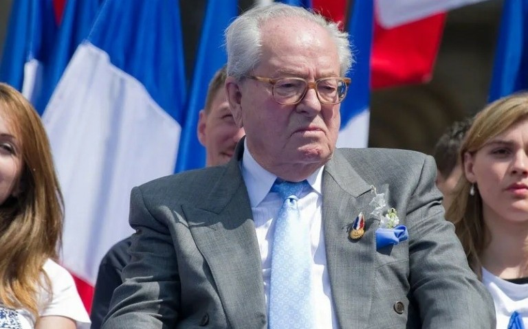 Γαλλία: Βεβήλωσαν τον τάφο του Ζαν-Μαρί Λεπέν