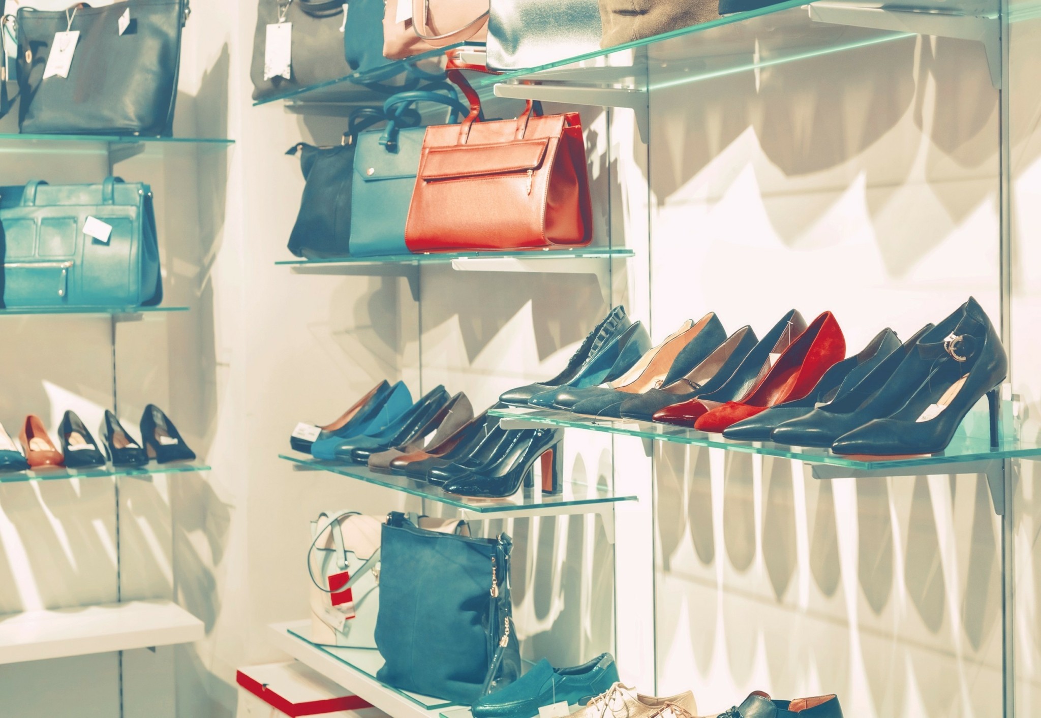 Οι επενδυτές στρέφουν την προσοχή τους στις ευρωπαϊκές μετοχές πολυτελείας (πίνακες)