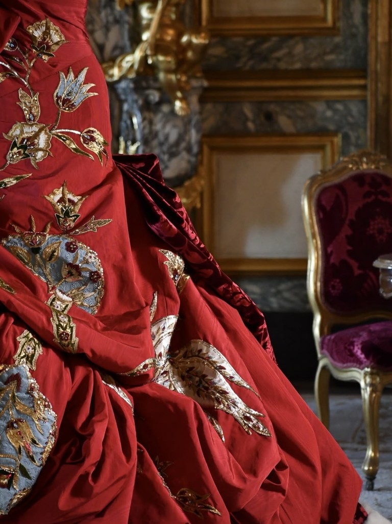 Μουσείο του Λούβρου: Η υψηλή ραπτική σε διάλογο με αριστουργήματα της Τέχνης