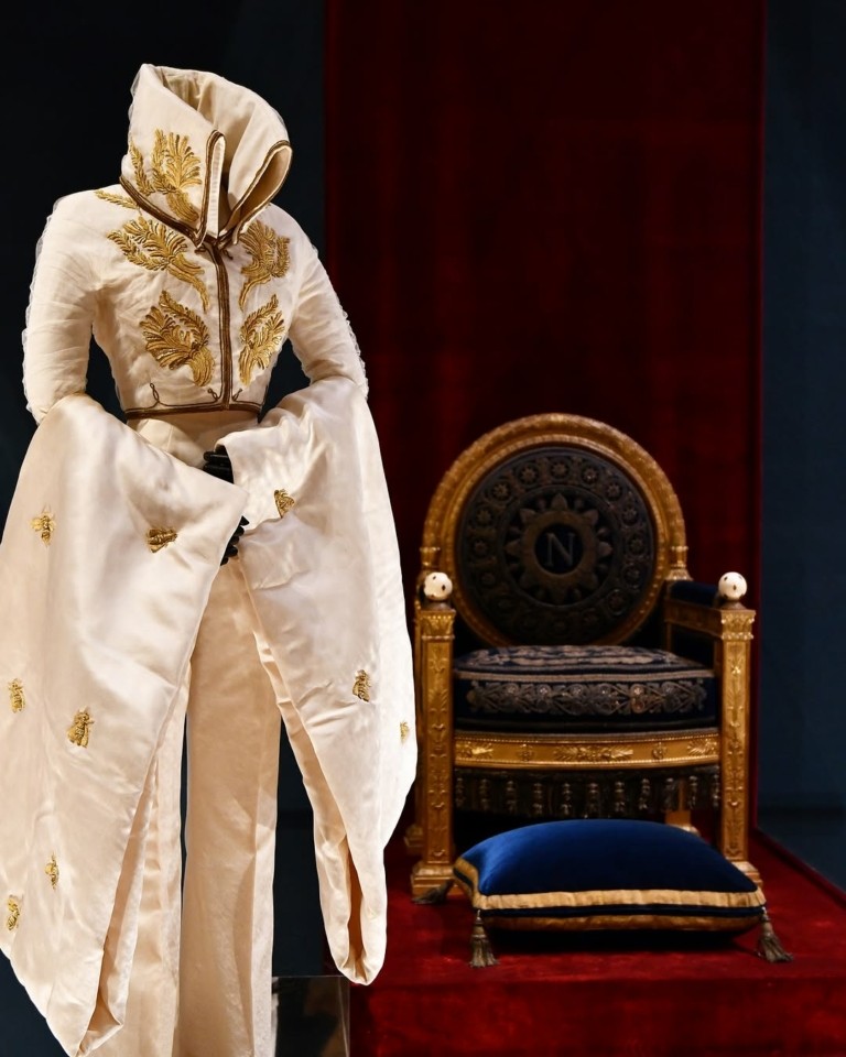 Μουσείο του Λούβρου: Η υψηλή ραπτική σε διάλογο με αριστουργήματα της Τέχνης