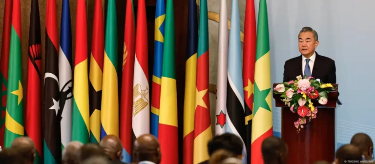 Πεκίνο – Αφρική: Μια διαδρομή στρωμένη με χρήματα