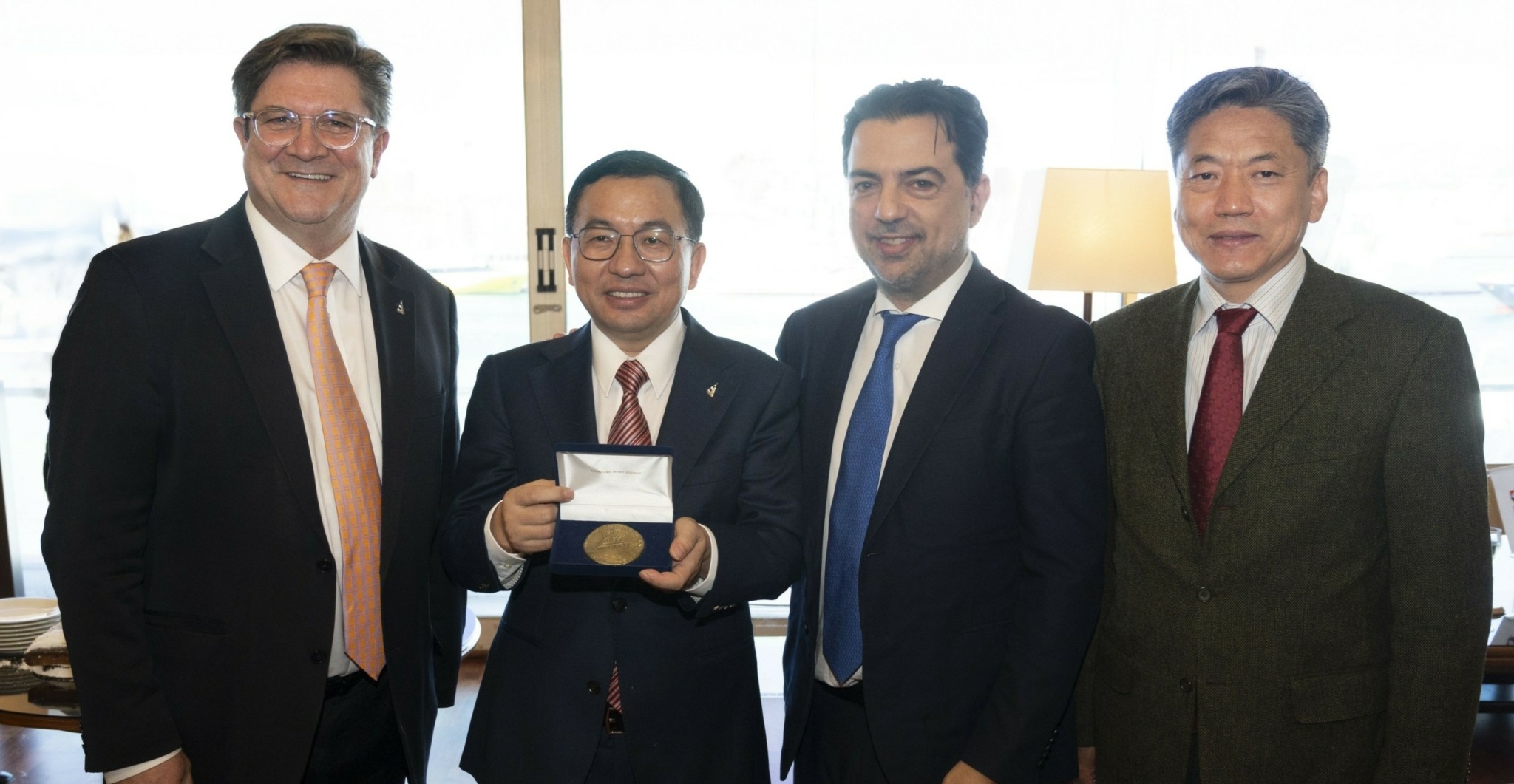 Συμβολικής σημασίας για τη Ναυτιλία η εμφάνιση του Κινέζου πρέσβη στην Ακτή Μιαούλη