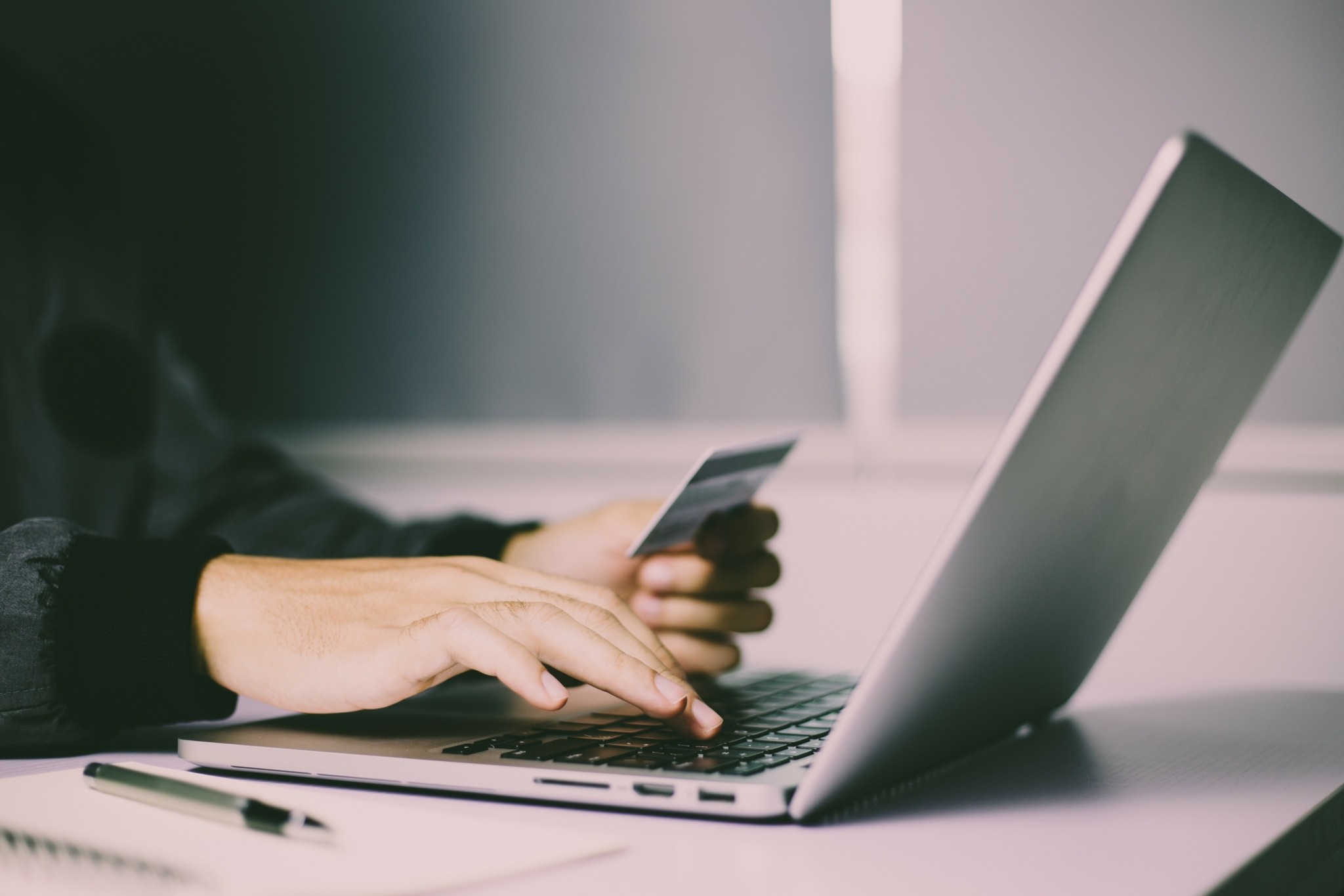 Διαδικτυακές απάτες με τεχνολογία αιχμής: Tι πρέπει να προσέξετε σε κλήσεις και βίντεο (vid)