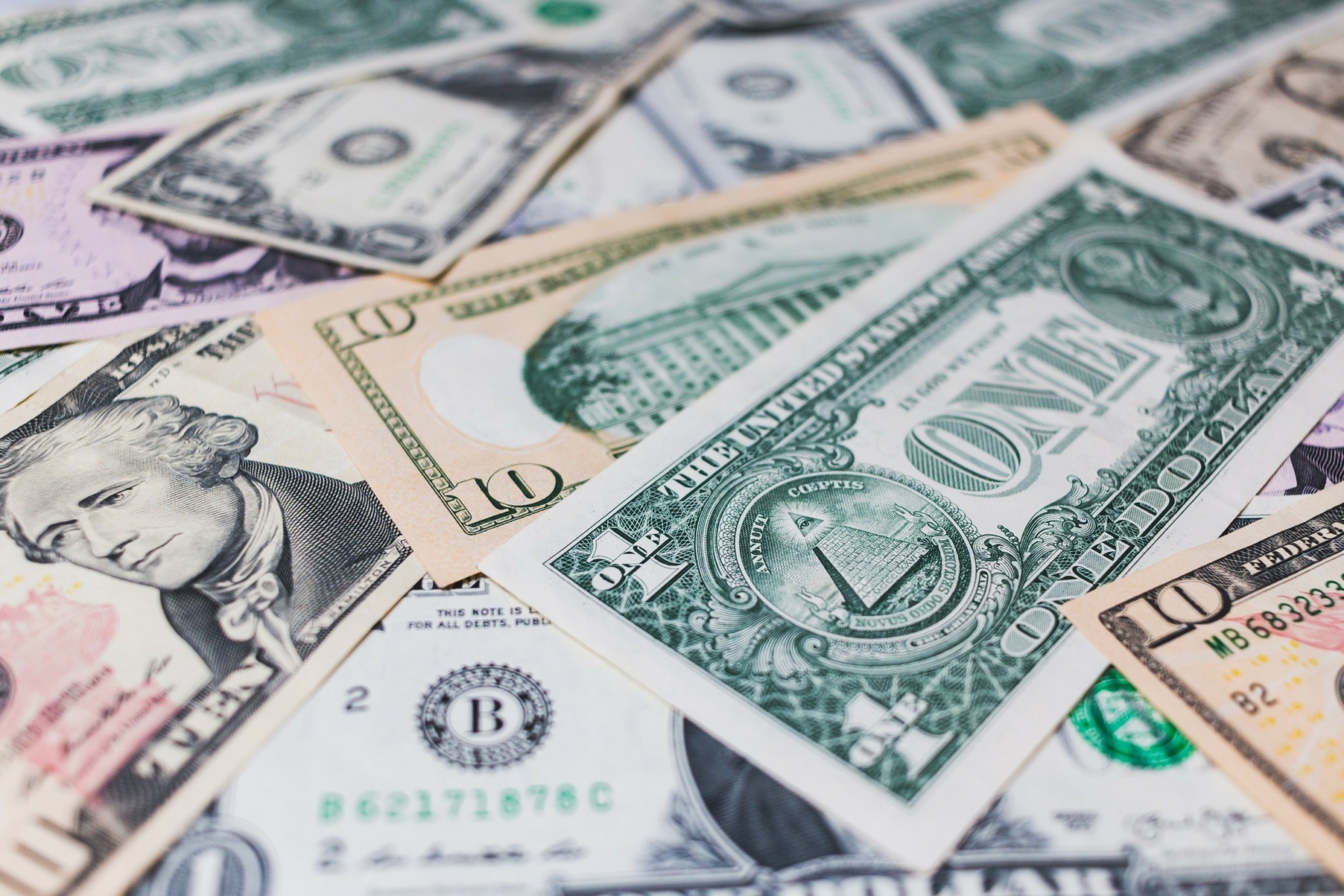 Το δολάριο ανέκαμψε, αλλά οι traders ποντάρουν στην πτώση του (γραφήματα)