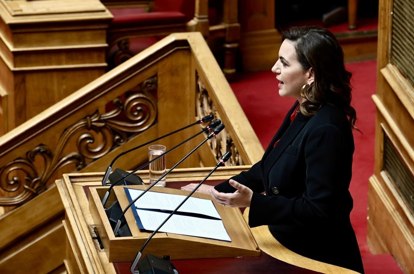 Στη Βουλή το νέο νομοσχέδιο του υπουργείου Τουρισμού – Τι προβλέπει για Airbnb, ξενοδοχεία, πισίνες