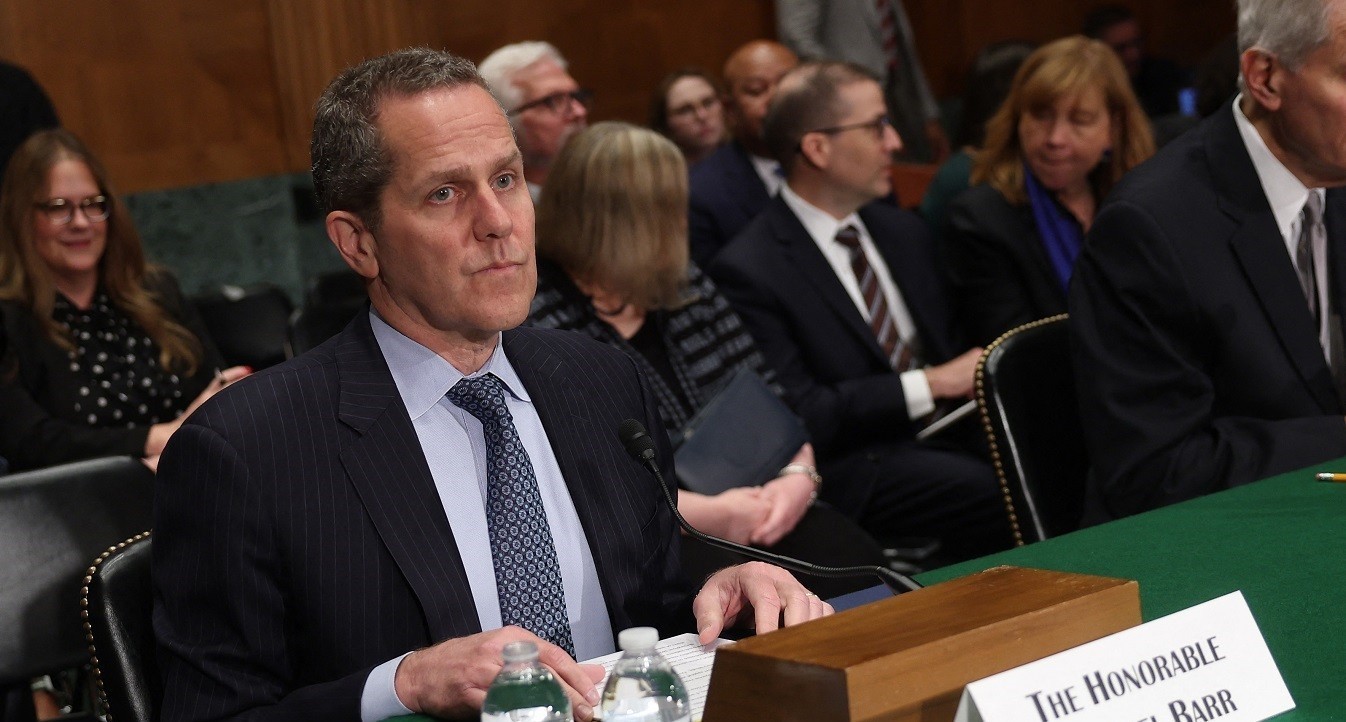 Μάικλ Μπαρ: Παραιτήθηκε ο αντιπρόεδρος της Fed – Ήταν υπεύθυνος για την εποπτεία των τραπεζών