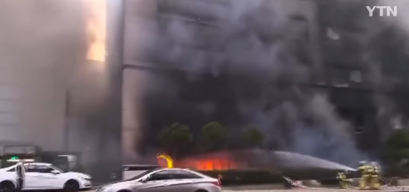 Νότια Κορέα: Παγιδευμένοι σε φλεγόμενο εμπορικό κτίριο στην πόλη Σεονγκνάμ (vid)
