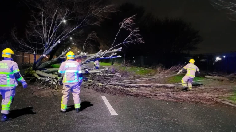 Η «κακοκαιρία του αιώνα» χτυπάει τη Βρετανία – Ακυρώσεις πτήσεων, χωρίς ρεύμα 560.000 κτήρια