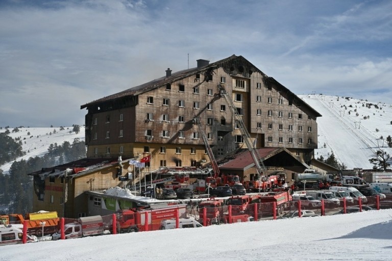 Τουρκία – φωτιά σε ξενοδοχείο χιονοδρομικού: Πολλά παιδιά ανάμεσα στους 76 νεκρούς – Πώς έγινε η τραγωδία (tweets)