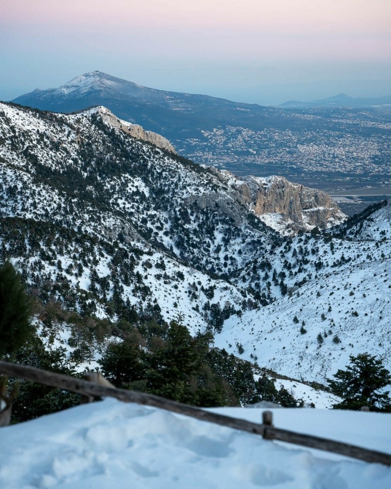 Χιόνια στην Πάρνηθα; Ένας χρήσιμος οδηγός αποφυγής ταλαιπωρίας