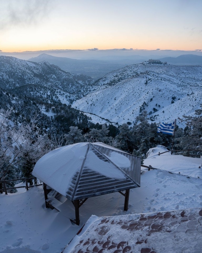 Χιόνια στην Πάρνηθα; Ένας χρήσιμος οδηγός αποφυγής ταλαιπωρίας