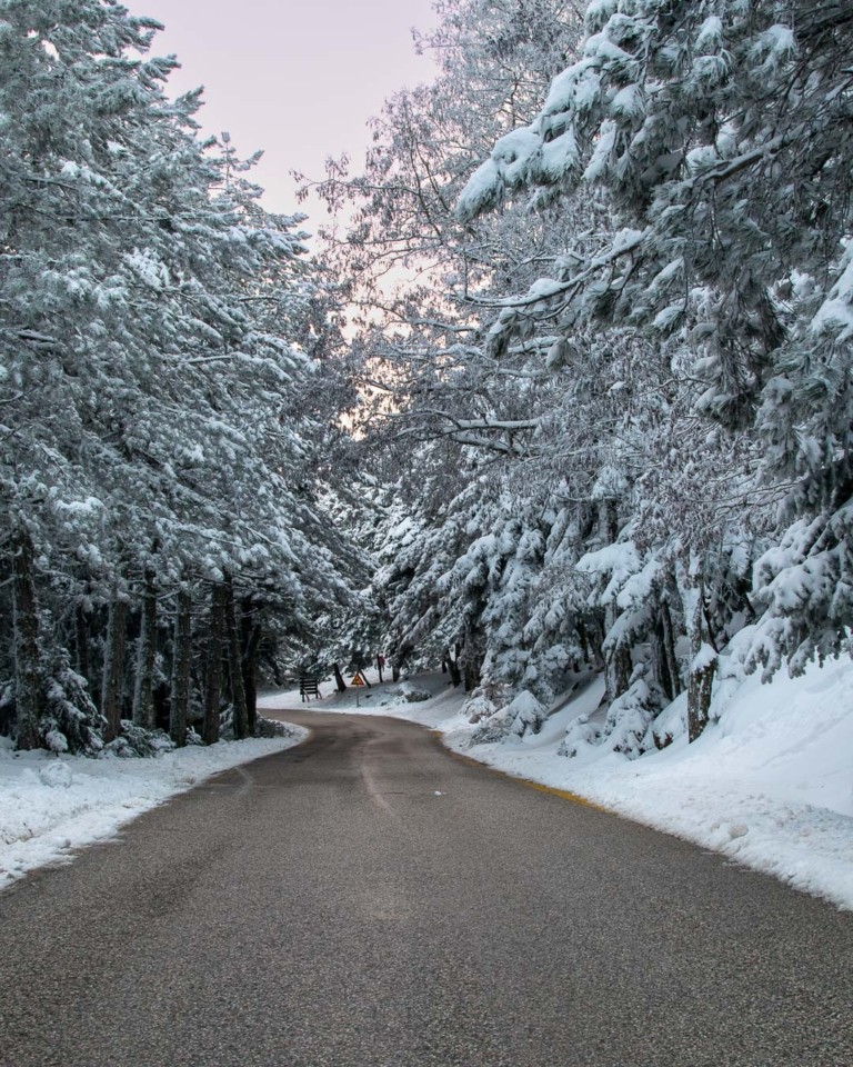 Χιόνια στην Πάρνηθα; Ένας χρήσιμος οδηγός αποφυγής ταλαιπωρίας