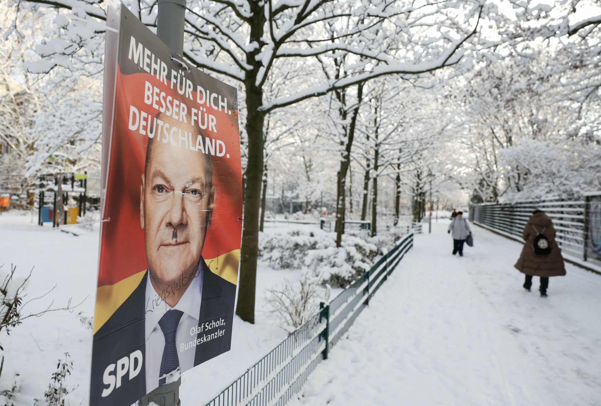 Προς εκλογική πανωλεθρία ο Σολτς την επόμενη Κυριακή – Αφήνει «κληρονομιά» τη χειρότερη οικονομία εδώ και μια γενιά (γραφήματα)