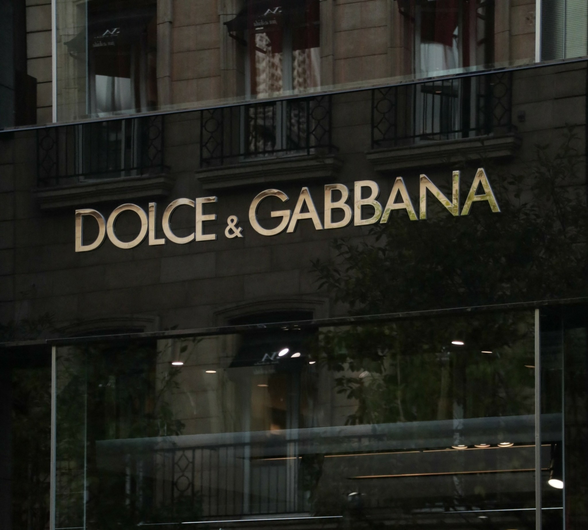 Dolce & Gabbana: Γιορτάζουν 40 χρόνια δημιουργίας με έκθεση μόδας στο Παρίσι