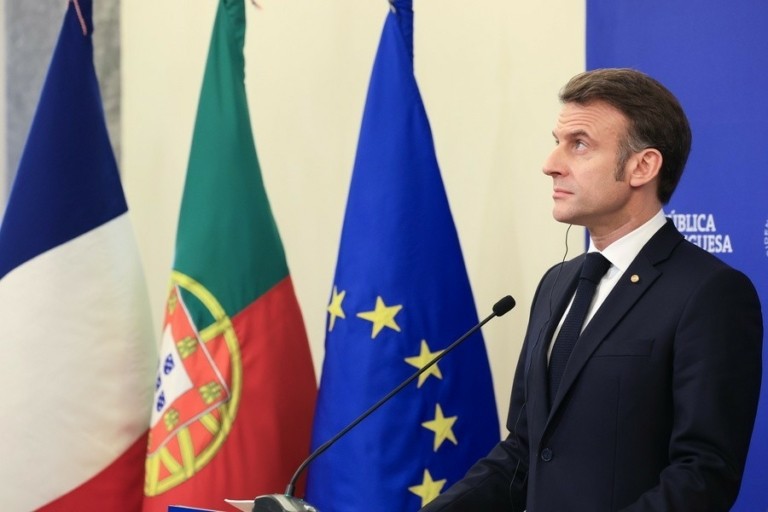 Μακρόν προς ΗΠΑ: Η ΕΕ προετοιμάζει αμοιβαίους δασμούς στον χάλυβα και το αλουμίνιο