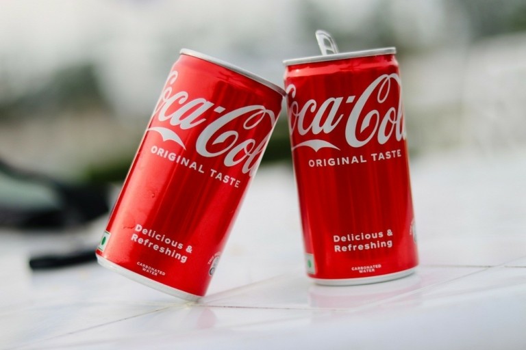 Ο Τραμπ «γλυκαίνει» την Coca-Cola με τη νέα συνταγή με ζάχαρη από ζαχαροκάλαμο