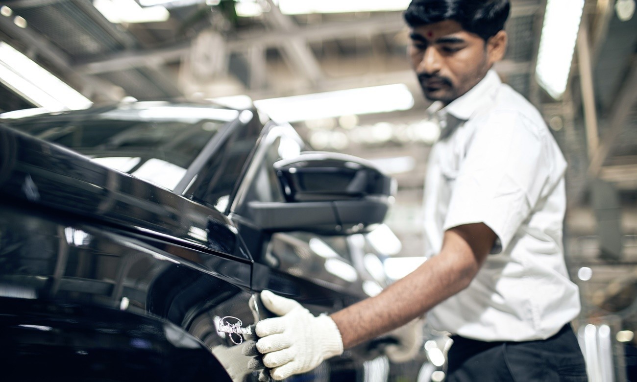 Η ΕΕ ζητά από την Ινδία να μειώσει τους δασμούς στα αυτοκίνητα για να μειώσει την εξάρτηση από την Κίνα