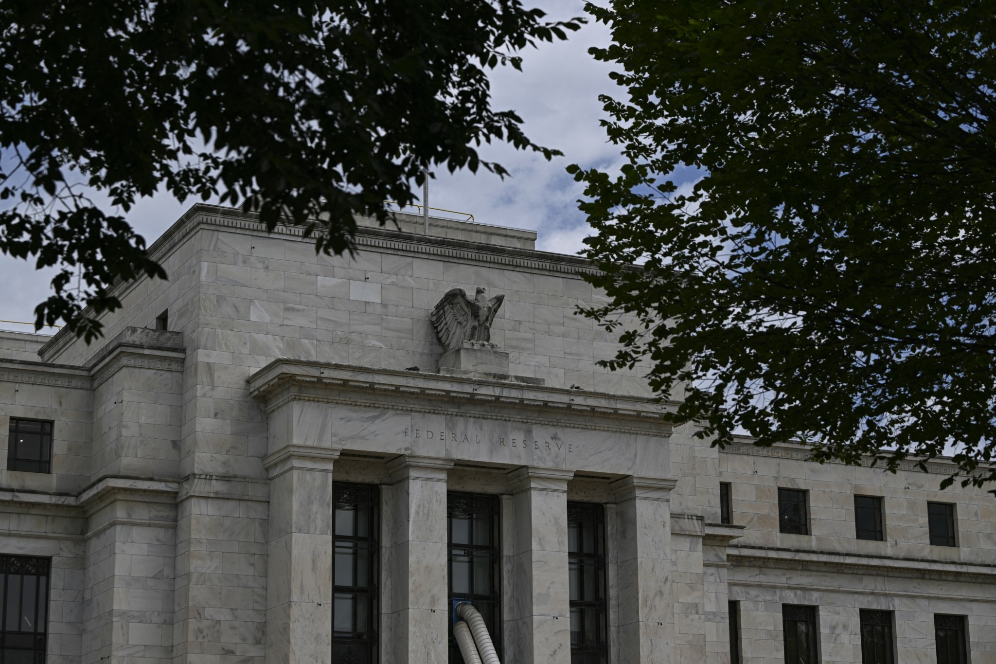 Η Fed βλέπει κόπωση στην οικονομία – Τι αναφέρει η Μπεζ Βίβλος