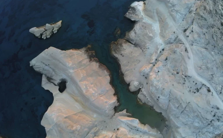 ΥΠΕΝ: Τι απαντά για το Σαρακήνικο στη Μήλο – Νόμος η αναστολή αδειών στη Σαντορίνη