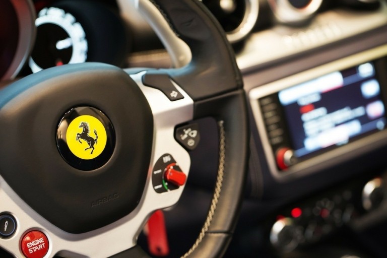 Ferrari: Μετά το “touch” επαναφέρει τους φυσικούς διακόπτες στο τιμόνι
