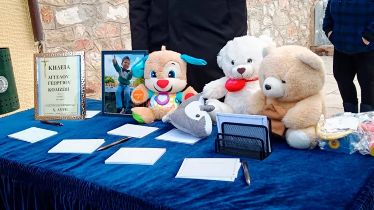 Συγγενείς και φίλοι αποχαιρέτησαν τον 3χρονο Άγγελο που πέθανε από την κακοποίηση της μητέρας του και του συντρόφου της (upd)